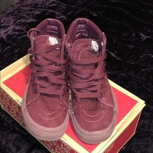 Youth tennis shoes !